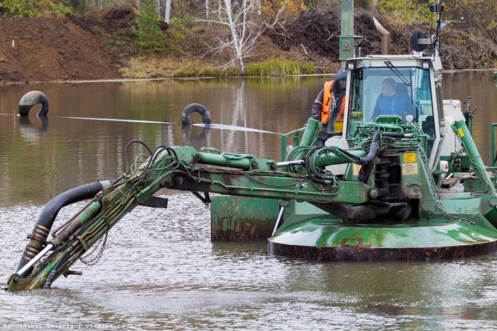 Проведение работ по расчистке водных объектов и береговой линии в Москве
